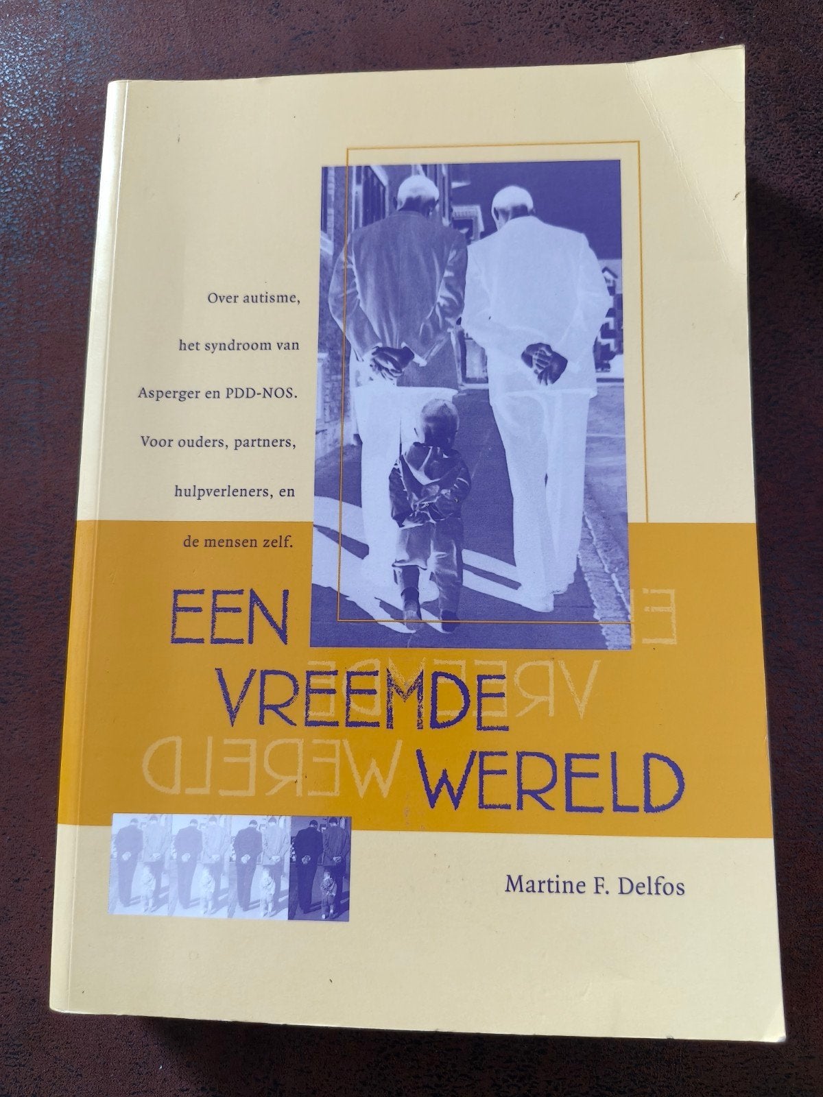 Een Vreemde Wereld - Over autisme, Asperger en PDD-NOS, Boeken, Ophalen of Verzenden, Zo goed als nieuw, Martine F. Delfos