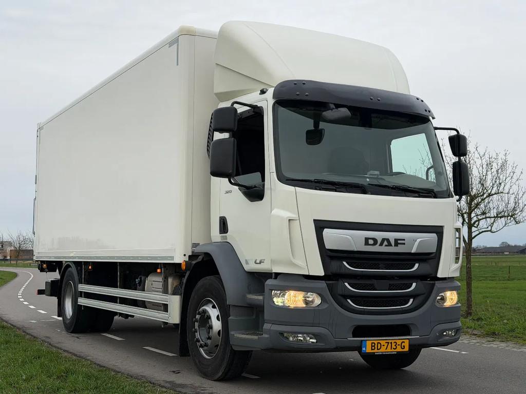 DAF CF 320 LF320.19 EURO6. 2021 Bakwagen met 3000kg Laadklep, Auto's, Vrachtwagens, Automaat, Achterwielaandrijving, Euro 6, Wit