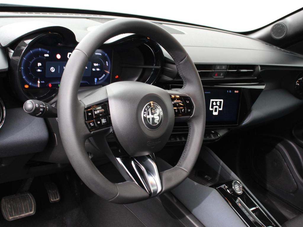 Alfa Romeo Junior Elettrica Automaat 156PK Adaptieve Cruise, Auto's, Alfa Romeo, 413 km, Stof, Gebruikt, Parkeersensor
