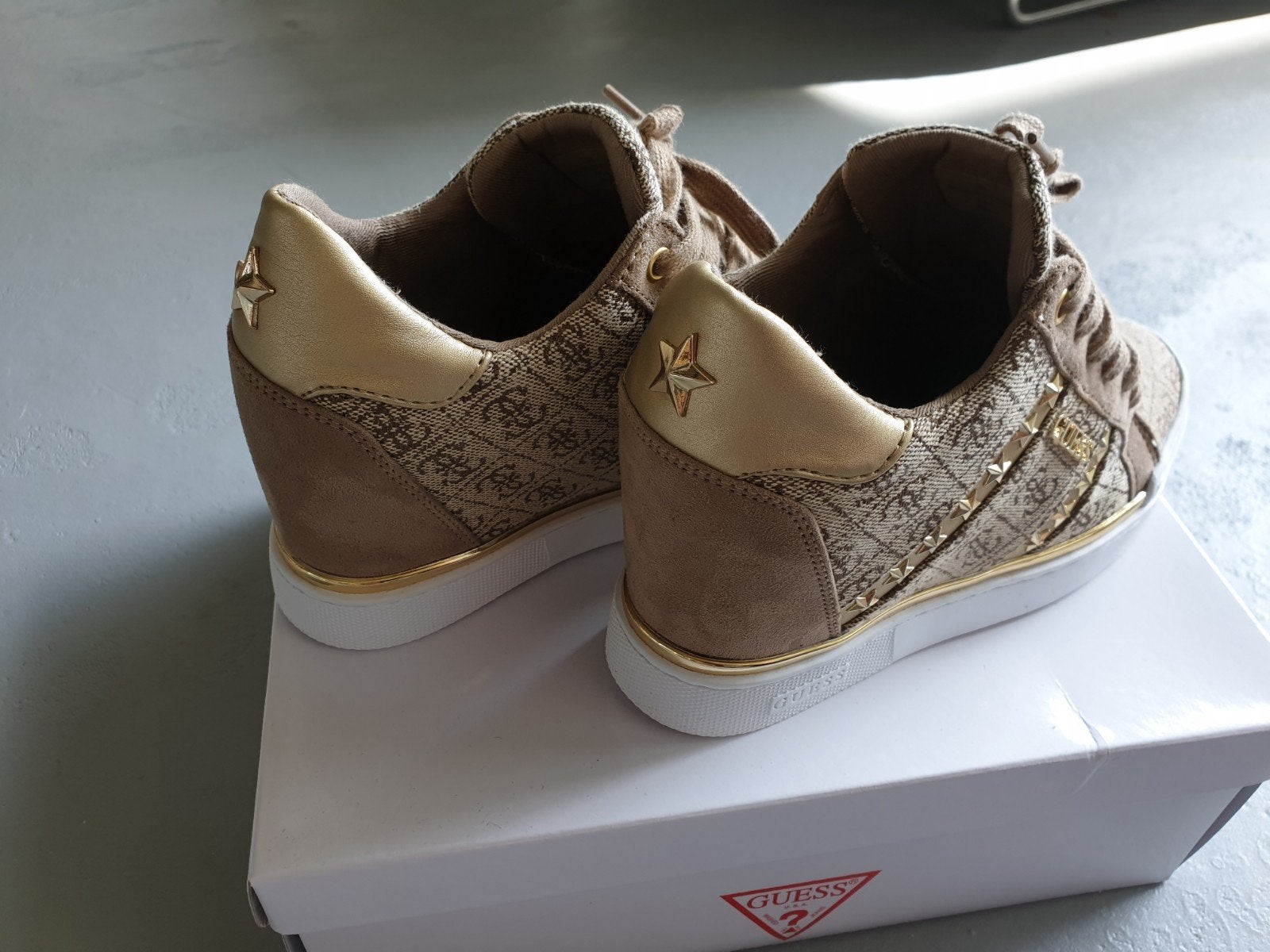 Nieuwe Guess schoenen goud, maat 36, met doosje, Ophalen of Verzenden