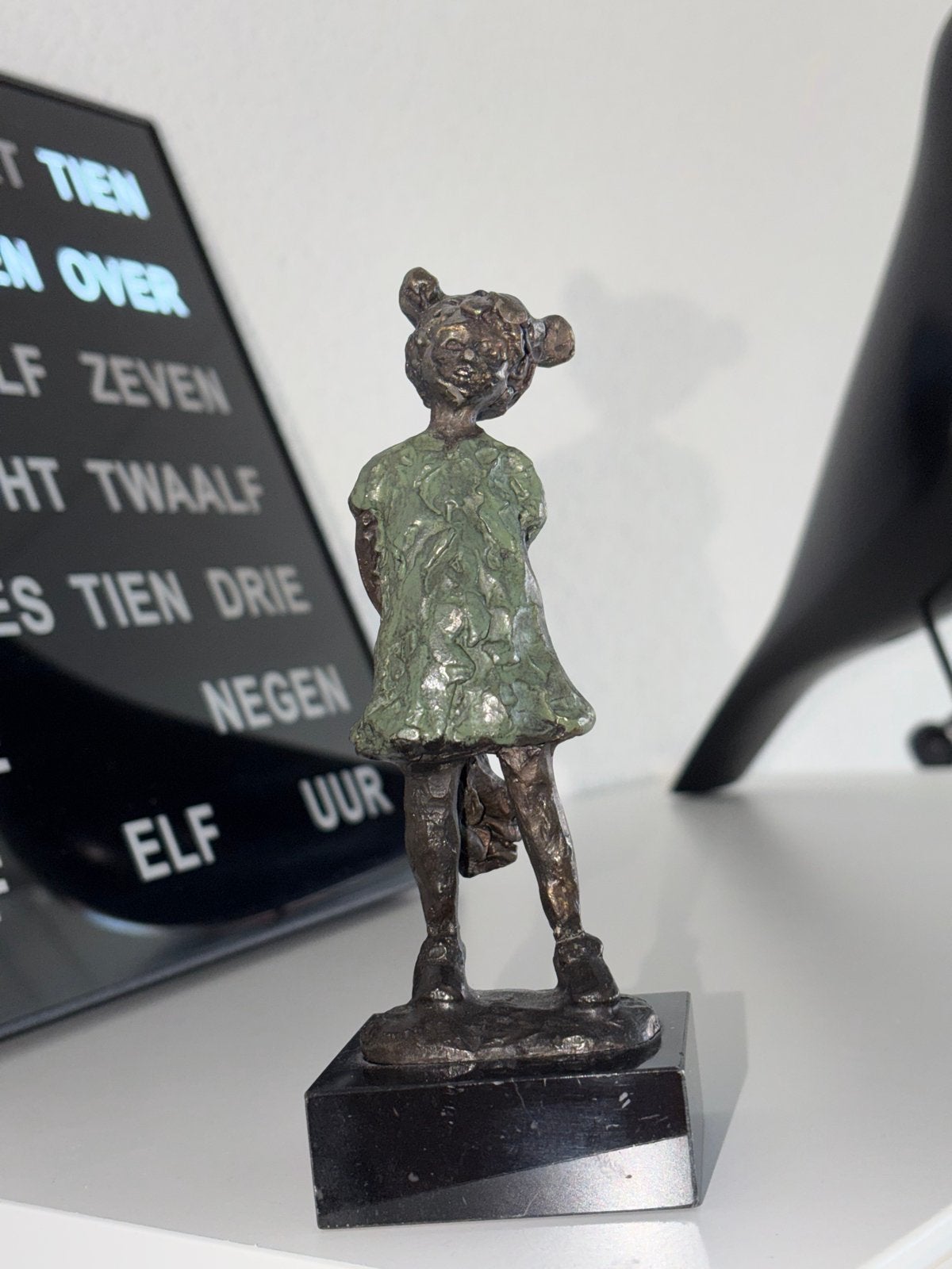 Artihove bronzen beeldje 'Zeg het met bloemen', Minder dan 20 cm, Ophalen of Verzenden, Brons, Gemerkt