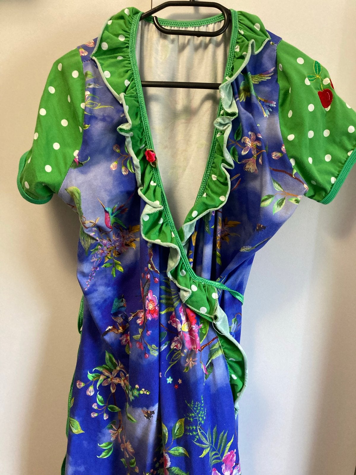 Vrolijke wikkeljurk met bloemenprint en stippen, Kleding | Dames, Jurken, Blauw, Maat 42/44 (L), Nieuw, Ophalen of Verzenden