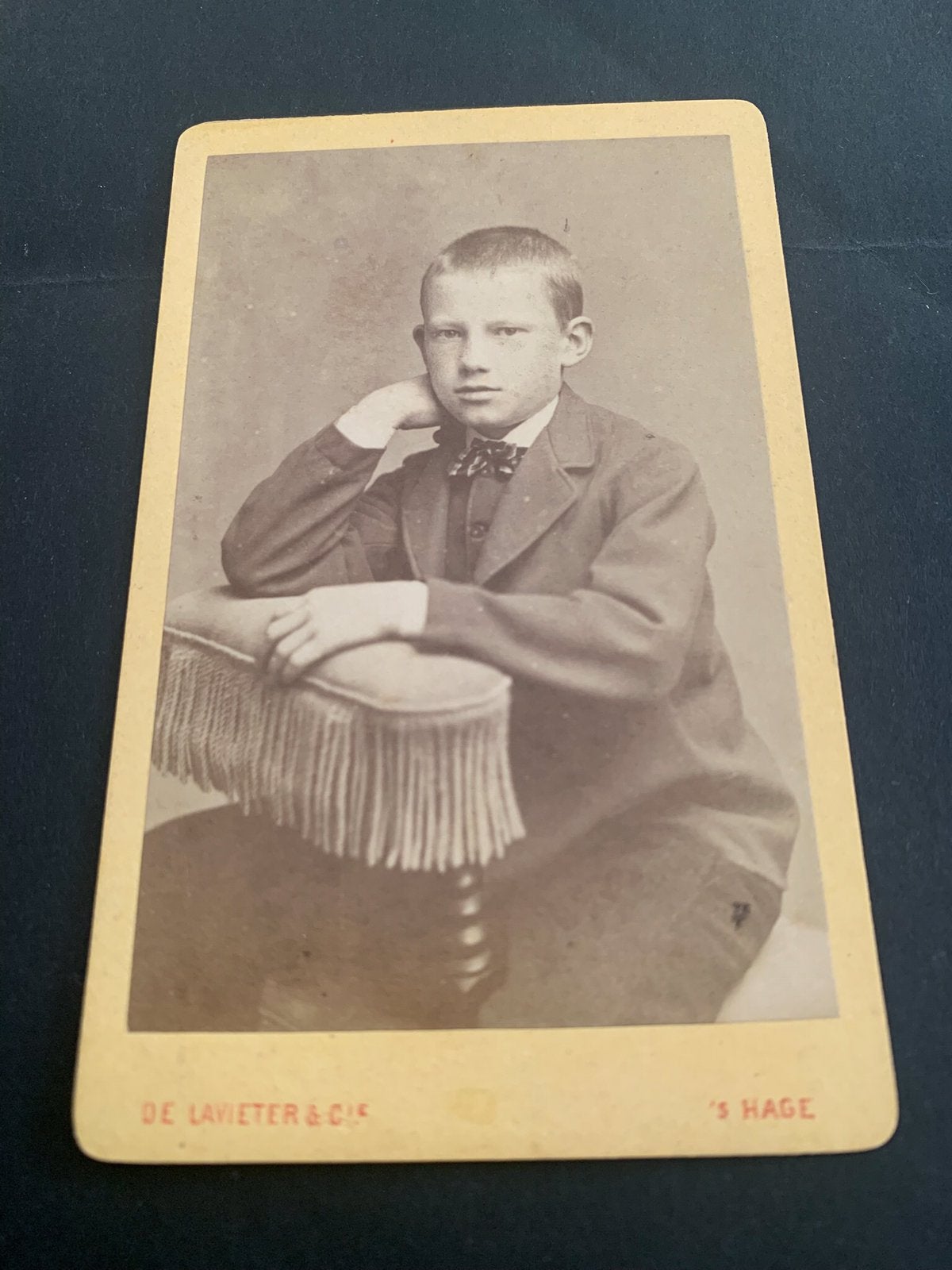 cdv carte de visite jongen ‘s Hage De Lavieter & Cie, Verzamelen, Foto's en Prenten, Verzenden, Voor 1940, Zo goed als nieuw, Foto
