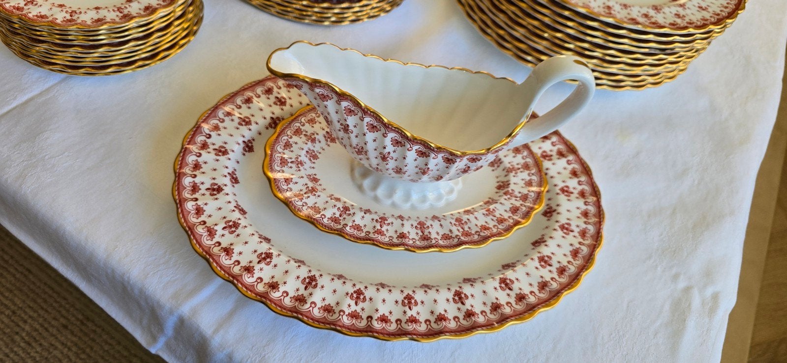 Spode Fleur de Lys Red Y7481 - 81-delig servies, Overige merken, Klassiek, Ophalen of Verzenden, Zo goed als nieuw