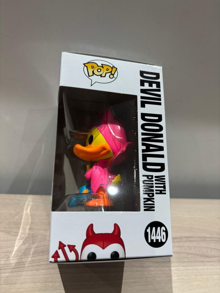 Funko Pop Disney 1446 Devil Donald Pumpkin Black Light Chase, Funko Europe, Ophalen of Verzenden, Zo goed als nieuw, 4th floor, 1 Queen Caroline St, London W6 9YN, Verenigd Koninkrijk