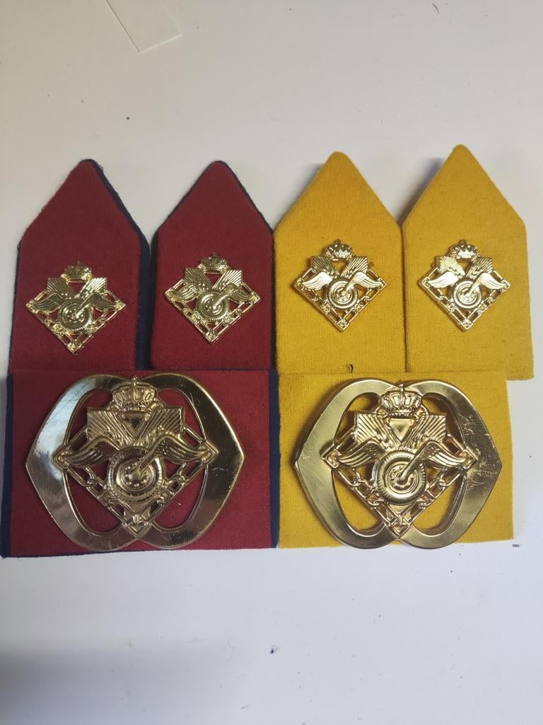Baretemblemen en Kraagspiegels Bevo en Transport, Verzamelen, Ophalen of Verzenden, Landmacht, Nederland, Embleem of Badge