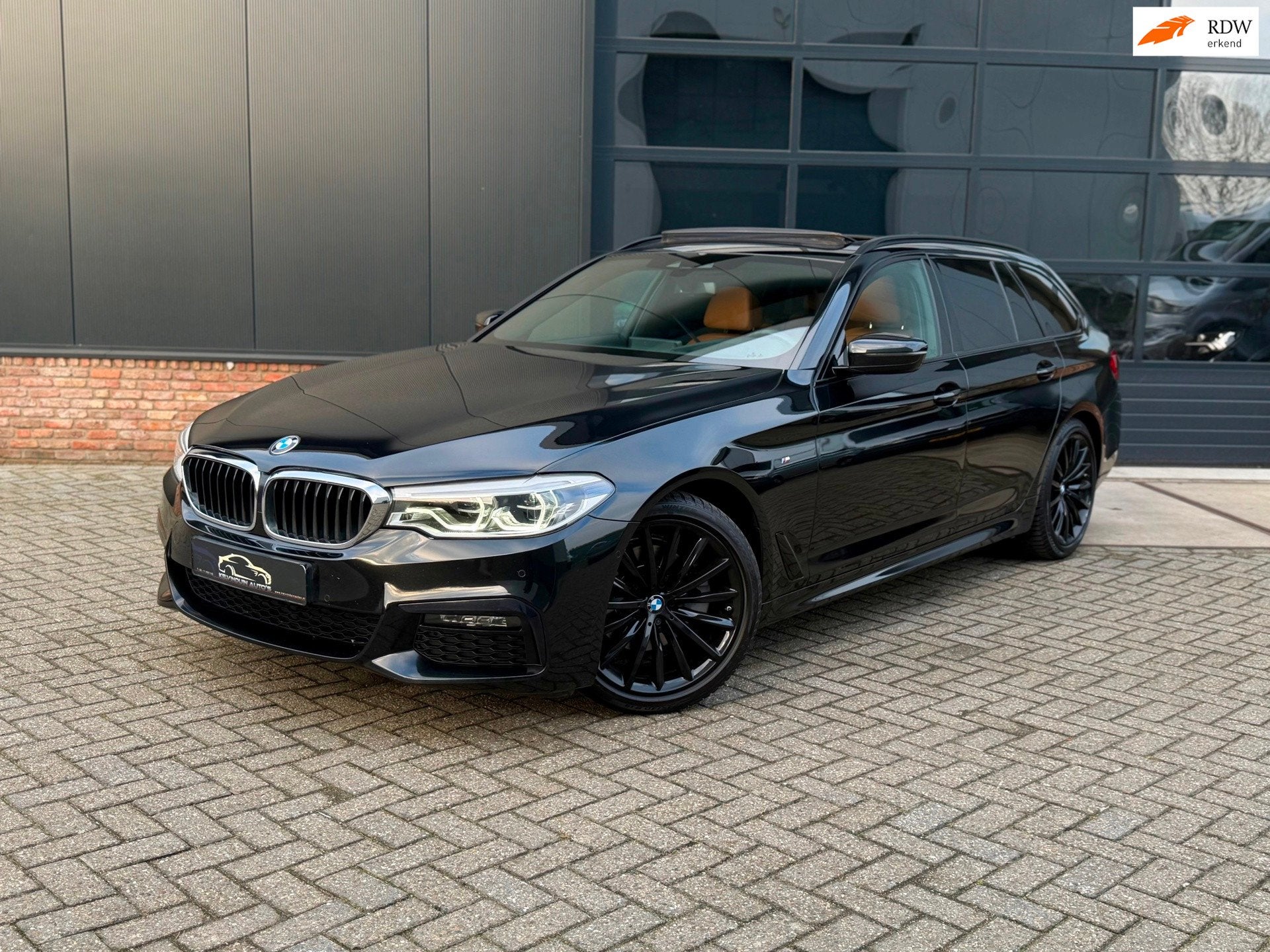 BMW 5-serie Touring 520i High Executive Panoramdak/Headup/Le, Auto's, Automaat, 1998 cc, Achterwielaandrijving, Euro 6