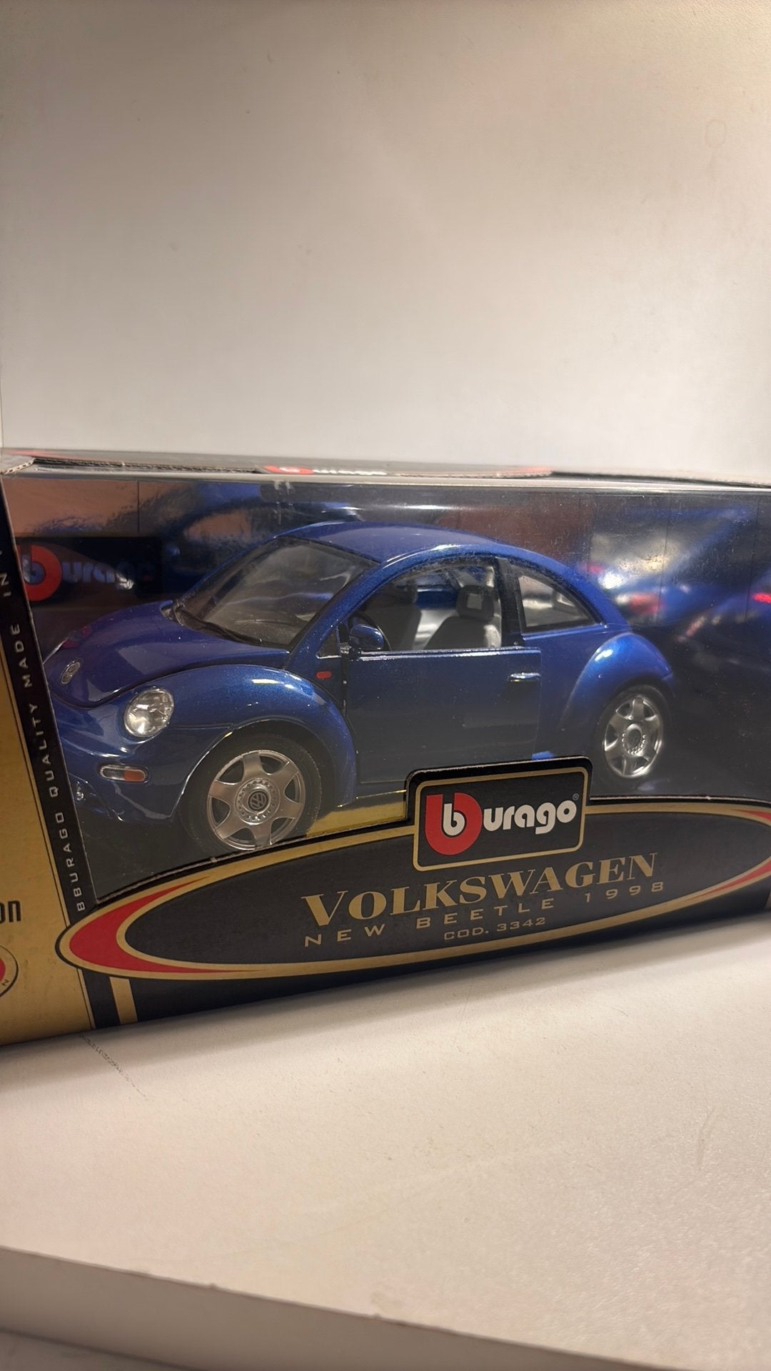 Volkswagen new beetle bleu Bburago 1.18, Hobby en Vrije tijd, Ophalen of Verzenden, Bburago, A, A