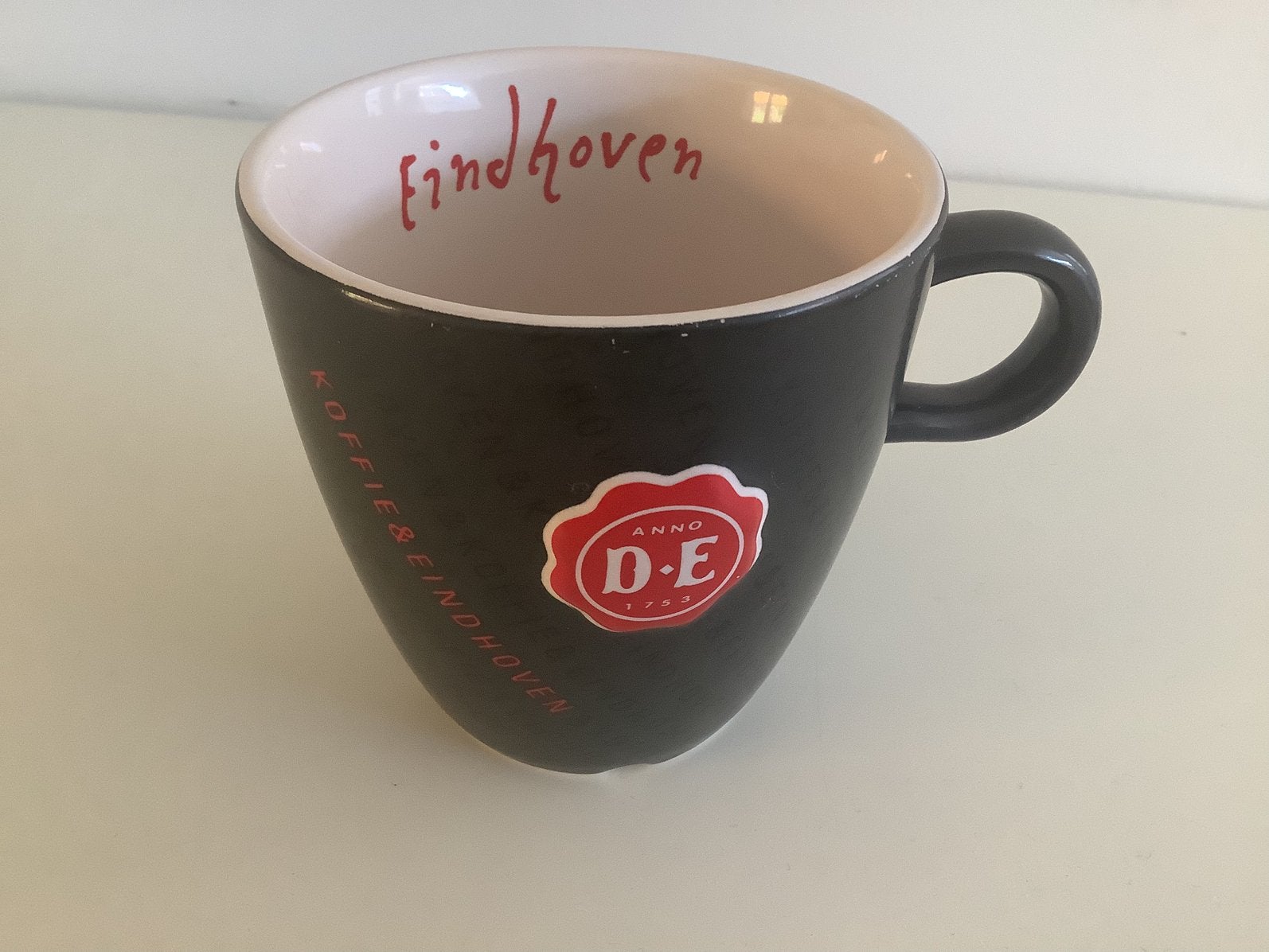 Douwe Egberts mok steden Eindhoven met Evoluon zwart, Huis en Inrichting, Keuken | Servies, Overige merken, Zo goed als nieuw