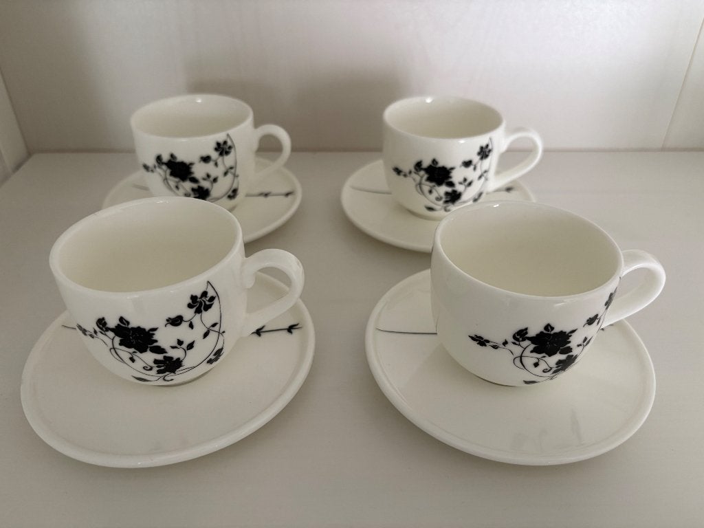 Espressokopjes met schotel 4x (wit/zwart), Overige merken, Ophalen of Verzenden, Zo goed als nieuw, Overige stijlen