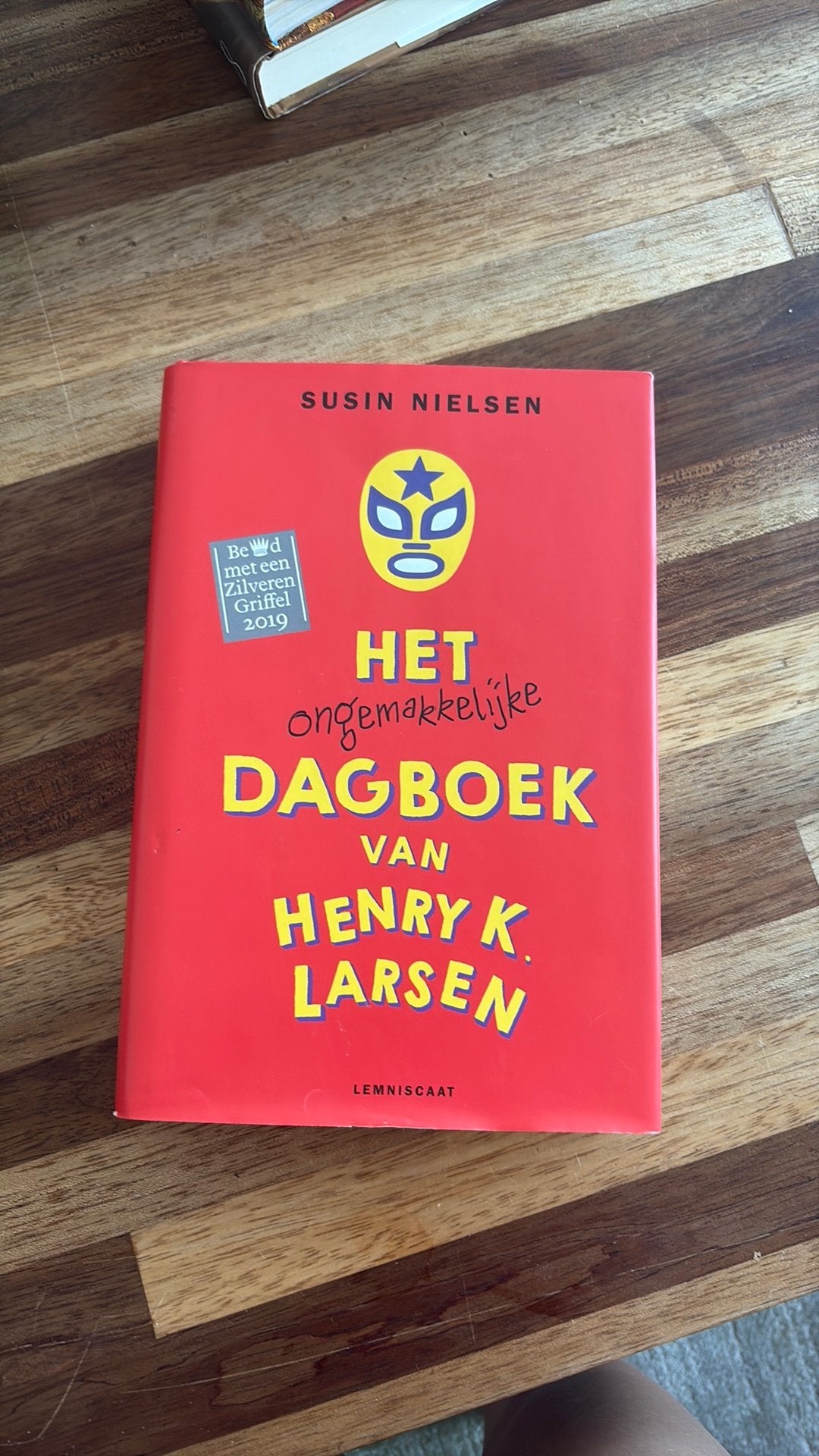 Leesboek Het ongemakkelijke dagboek van Henry K. Larsen, Ophalen of Verzenden, Zo goed als nieuw
