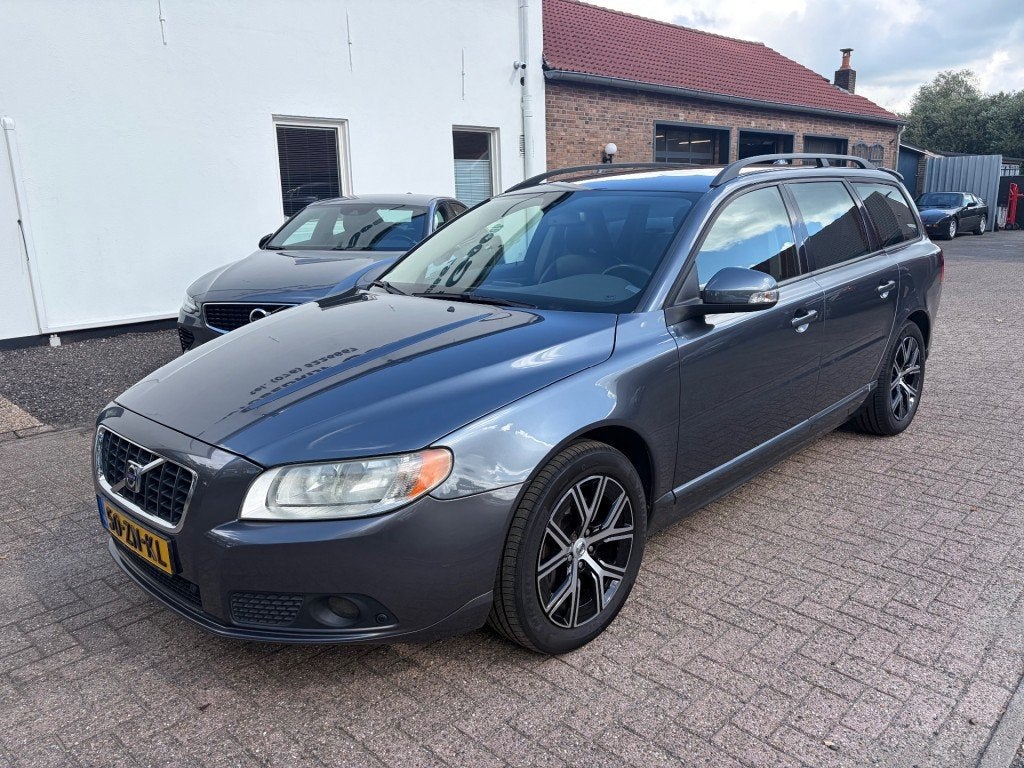 Volvo V70 2.5T Momentum Leder Trekhaak, Auto's, 2521 cc, 93 €/maand, Euro 4, Parkeersensor