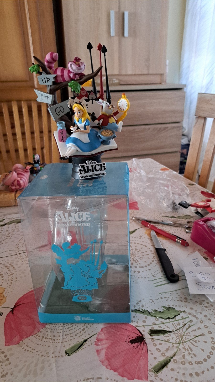 Disney Alice in Wonderland beeldje en glas, Verzamelen, Disney, Ophalen, Zo goed als nieuw