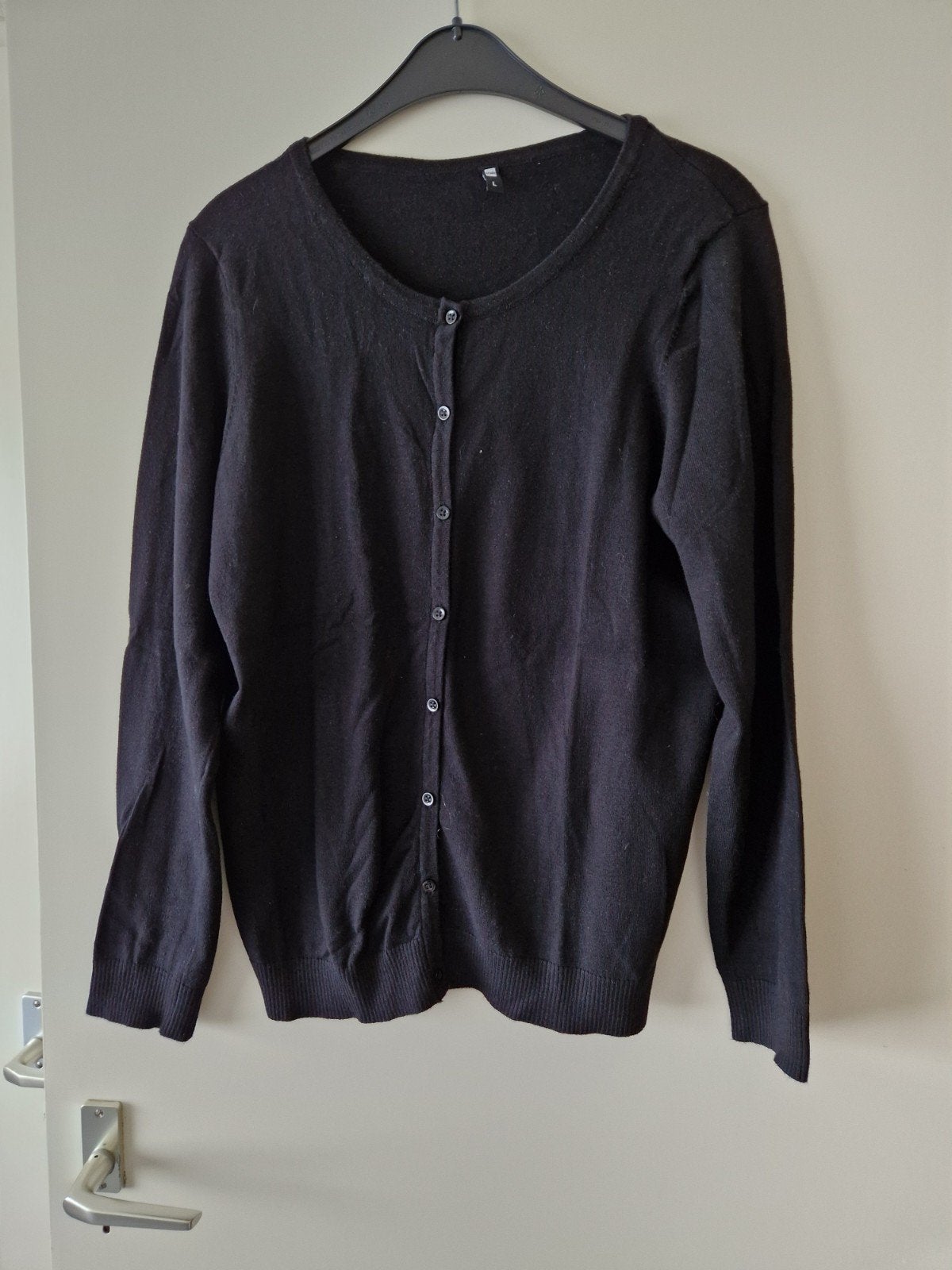HEMA ZWART FIJN GEBREID VEST RONDE HALS MET KNOOPJES MT. L, Zwart, Maat 42/44 (L), Nieuw, Ophalen of Verzenden