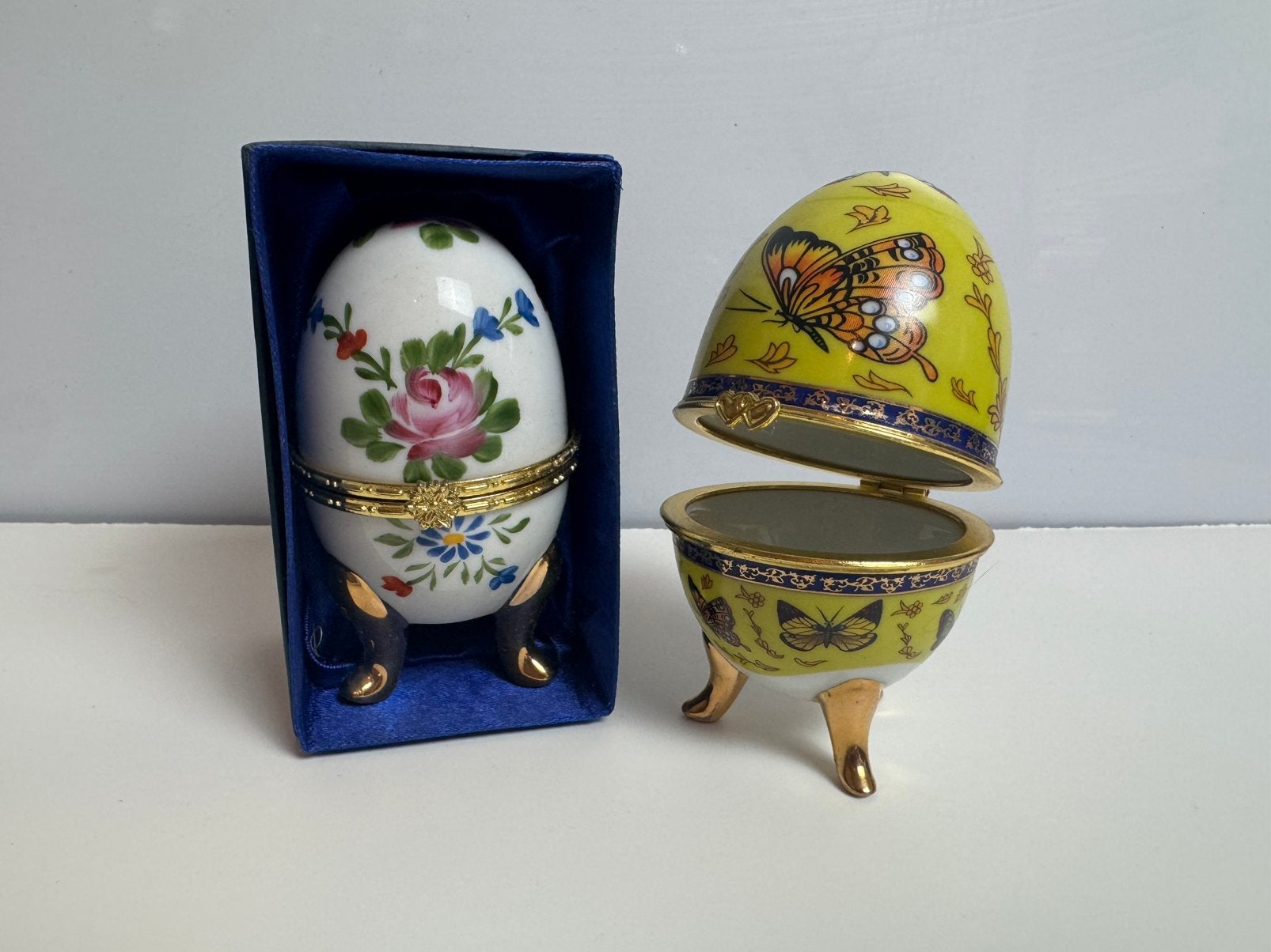 Set van 2 mooie vintage porseleinen sier-eieren