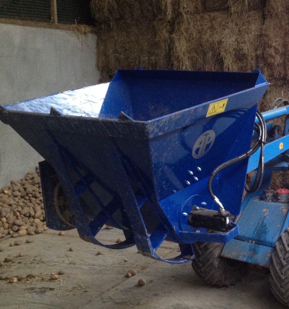 Gevraagd voerbak voor kleine shovel, Ophalen