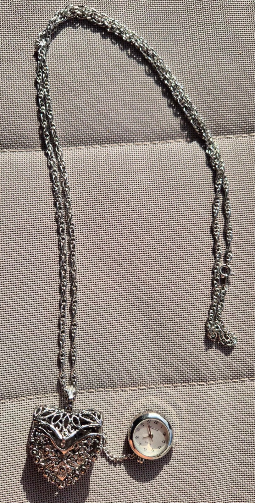 Te koop zilverkleurige ketting met hartvormige hanger, Sieraden, Tassen en Uiterlijk, Antieke sieraden, Ophalen of Verzenden, Overige materialen