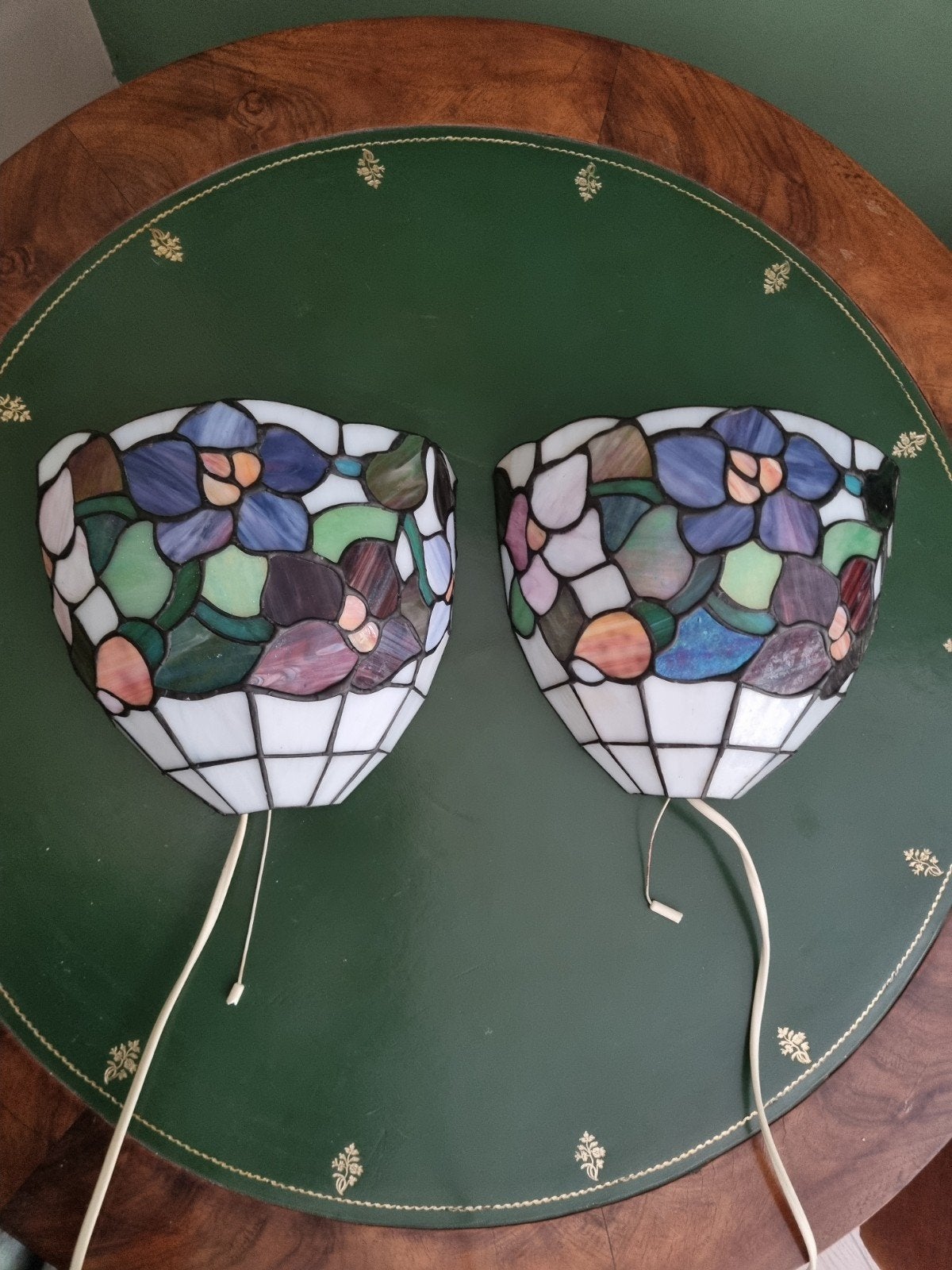 Twee Tiffany-stijl wandlampen met bloemmotief, Ophalen, Met snoer/stekker, E14 (klein), Meerkleurig