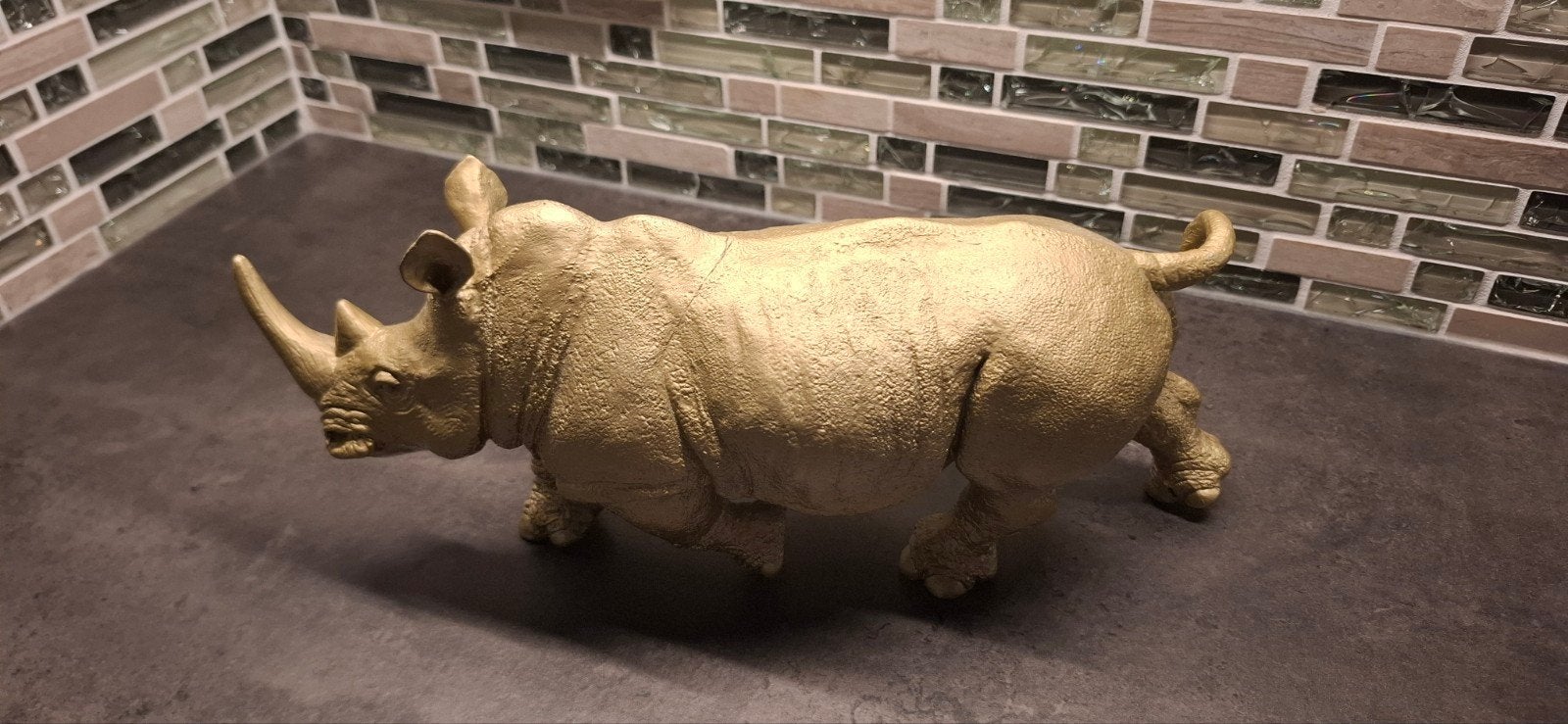 Gouden Neushoorn Beeld - 14 cm hoog, 24 cm lang, Ophalen of Verzenden, Zo goed als nieuw, Goud