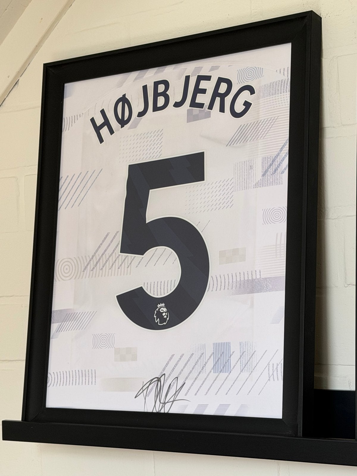 Ingelijst gesigneerd shirt Højbjerg #5 - Inclusief fotobewij, Ophalen of Verzenden, Zo goed als nieuw, Shirt