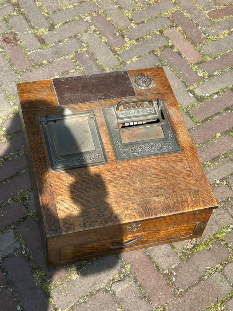 Antieke houten geldkist met metalen inzetstukken, Ophalen