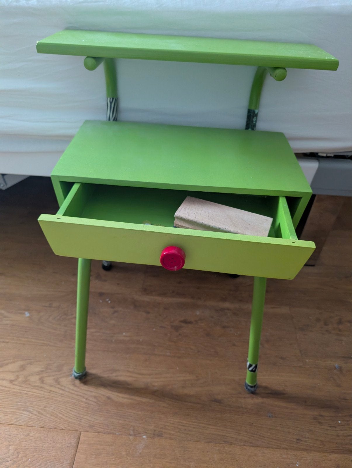 Leuk groen kleuterbureau met lade - hout en metaal, Ophalen, Stoel(en)