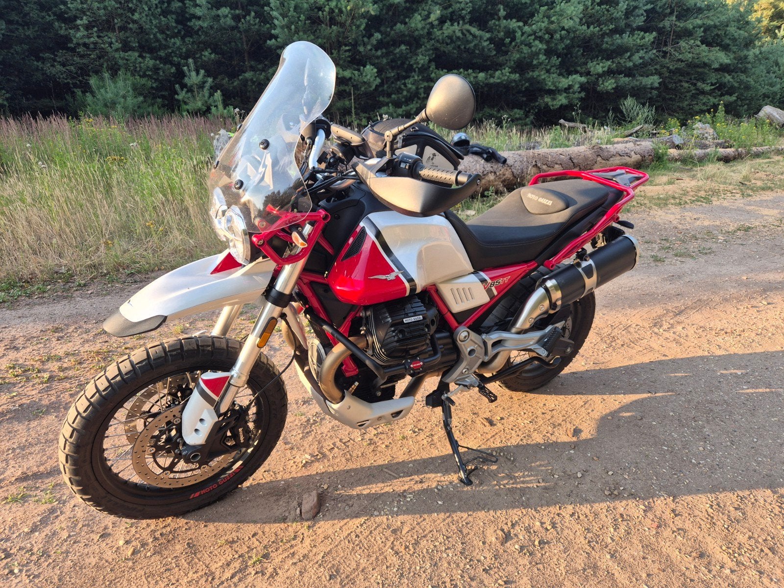 Te koop een prachtige Guzzi V85TT met maar 16000km. V85 TT, Motoren, Cardan-aandrijving, 2 cilinders, Gebruikt, Particulier