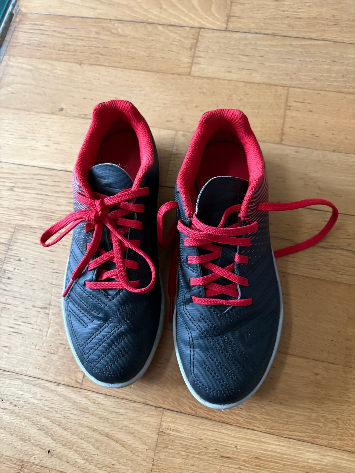 Kipsta Voetbalschoenen Kind Agility 100 HG zwart/rood maat 3, Sport en Fitness, Ophalen of Verzenden, Zo goed als nieuw, Schoenen