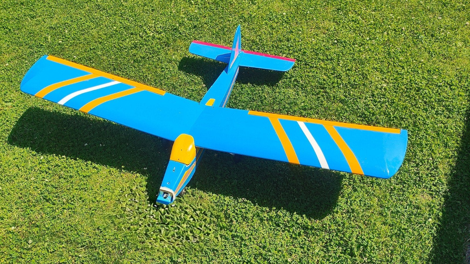 RC Vliegtuig 150cm span- Blauw met Gele en Witte Strepen, Hobby en Vrije tijd, Modelbouw | Radiografisch | Vliegtuigen, Ophalen