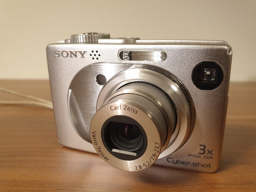 SONY DSC-W1 / 5.1 MEGAPIX / 3X OPT. ZOOM / CARL ZEISS LENS., Ingebouwde flitser, Ophalen of Verzenden, Compactcamera, Geheugenkaart
