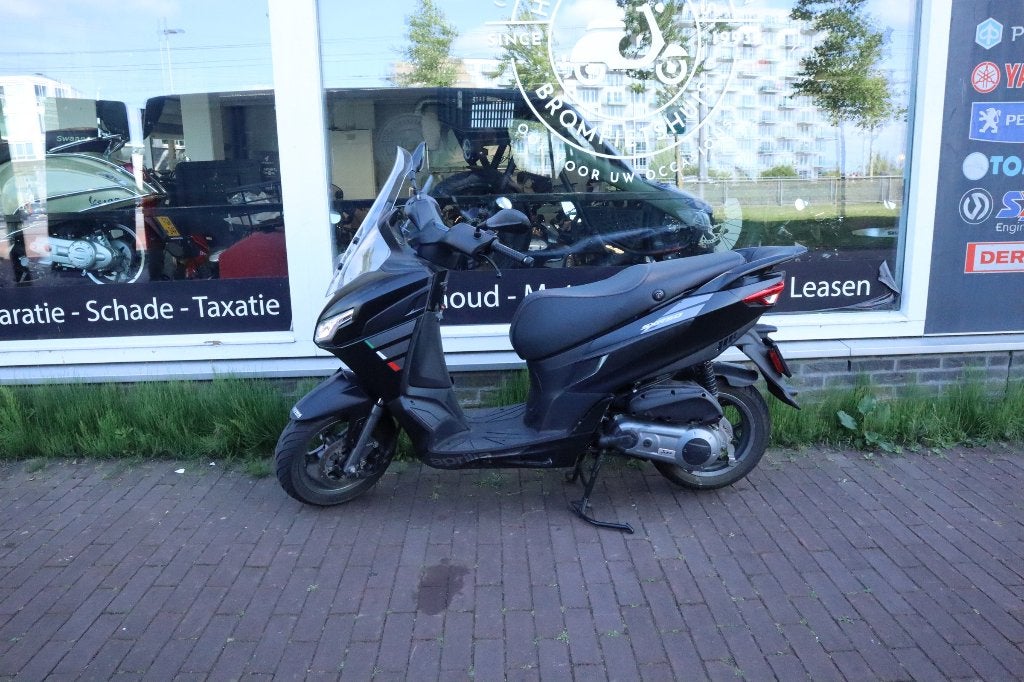 Aprilia SXR-50 mat zwart 2021 FJS57P, Fietsen en Brommers, Scooters | Aprilia, Overige modellen, Ophalen of Verzenden, Zo goed als nieuw