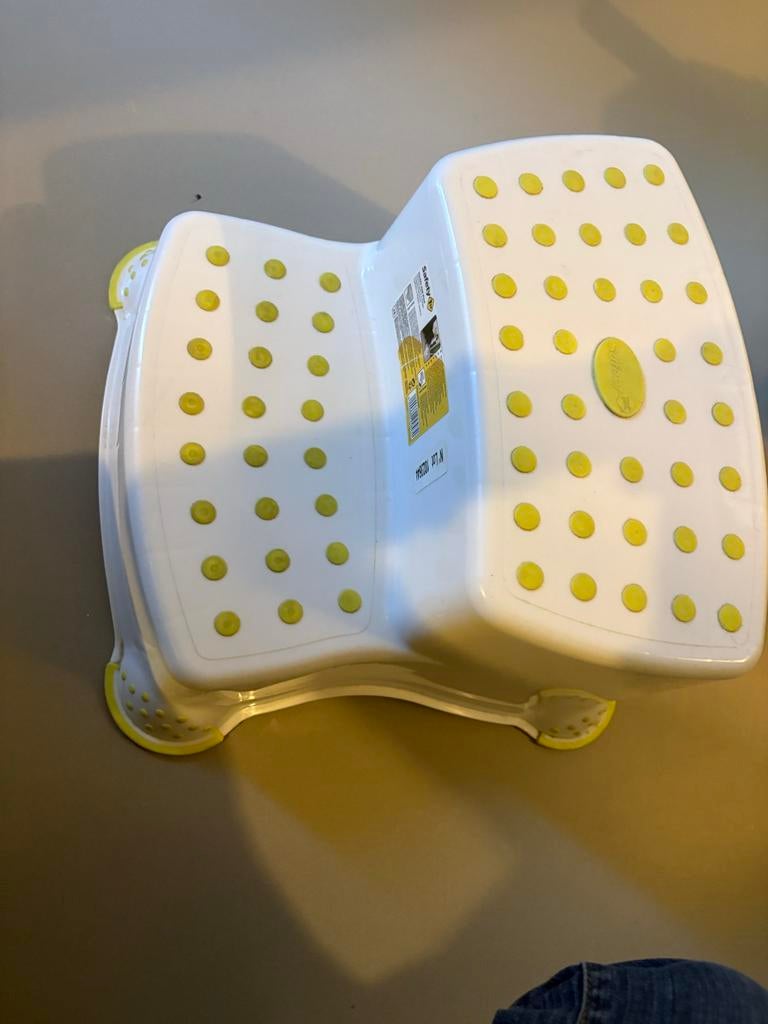 Kinderopstapje / krukje - wit met gele antislip, Ophalen of Verzenden, Zo goed als nieuw