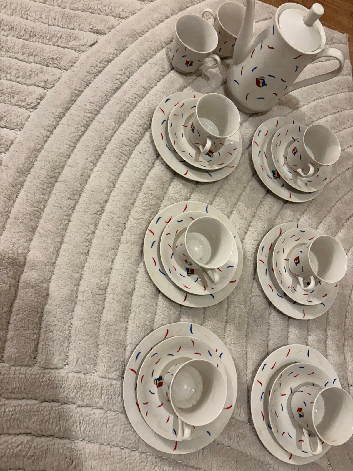 Porselijnen set: 8 kopjes, 12 bordjes en theepot, Ophalen of Verzenden, Nieuw, Porselein, Compleet servies