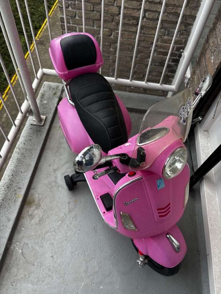 Elektrische Roze Kinderscooter Vespa - Perfect voor Jonge Av, Ophalen of Verzenden, Gebruikt