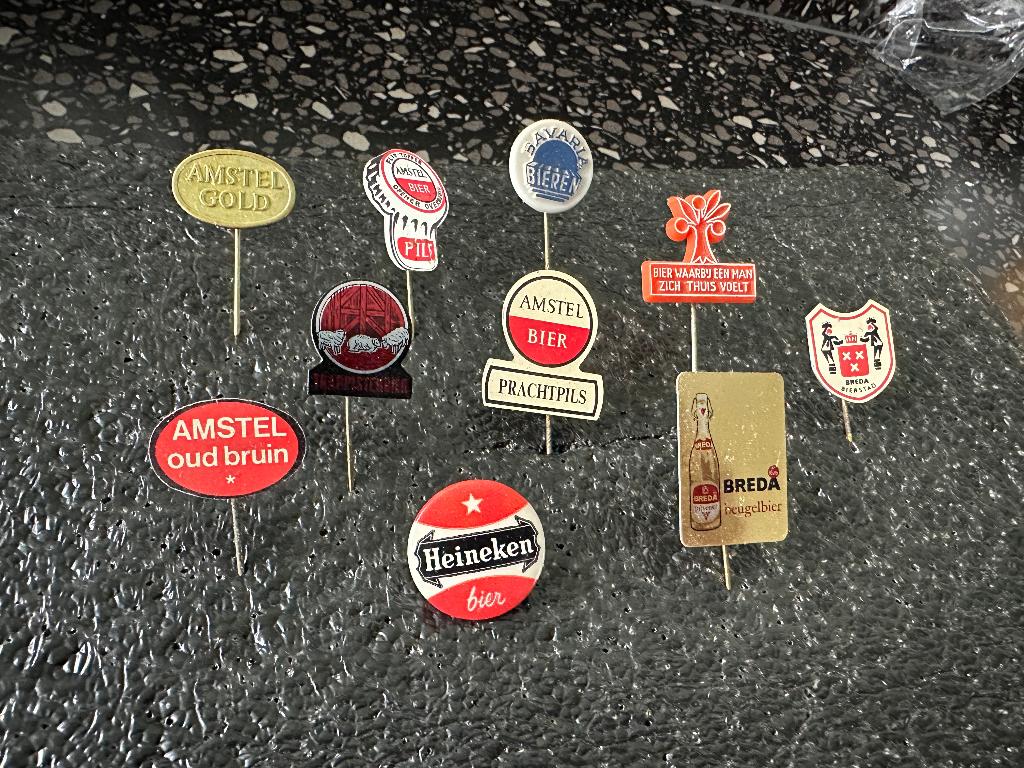 Speldjes spelden speld button Heineken Amstel Breda Bier., Verzamelen, Speldjes, Pins en Buttons, Ophalen of Verzenden, Gebruikt