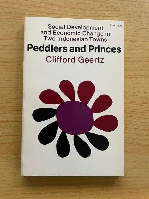 Socio-economische ontwikkelingen in twee Indonesische steden, Boeken, Ophalen of Verzenden, Gelezen, Clifford Geertz