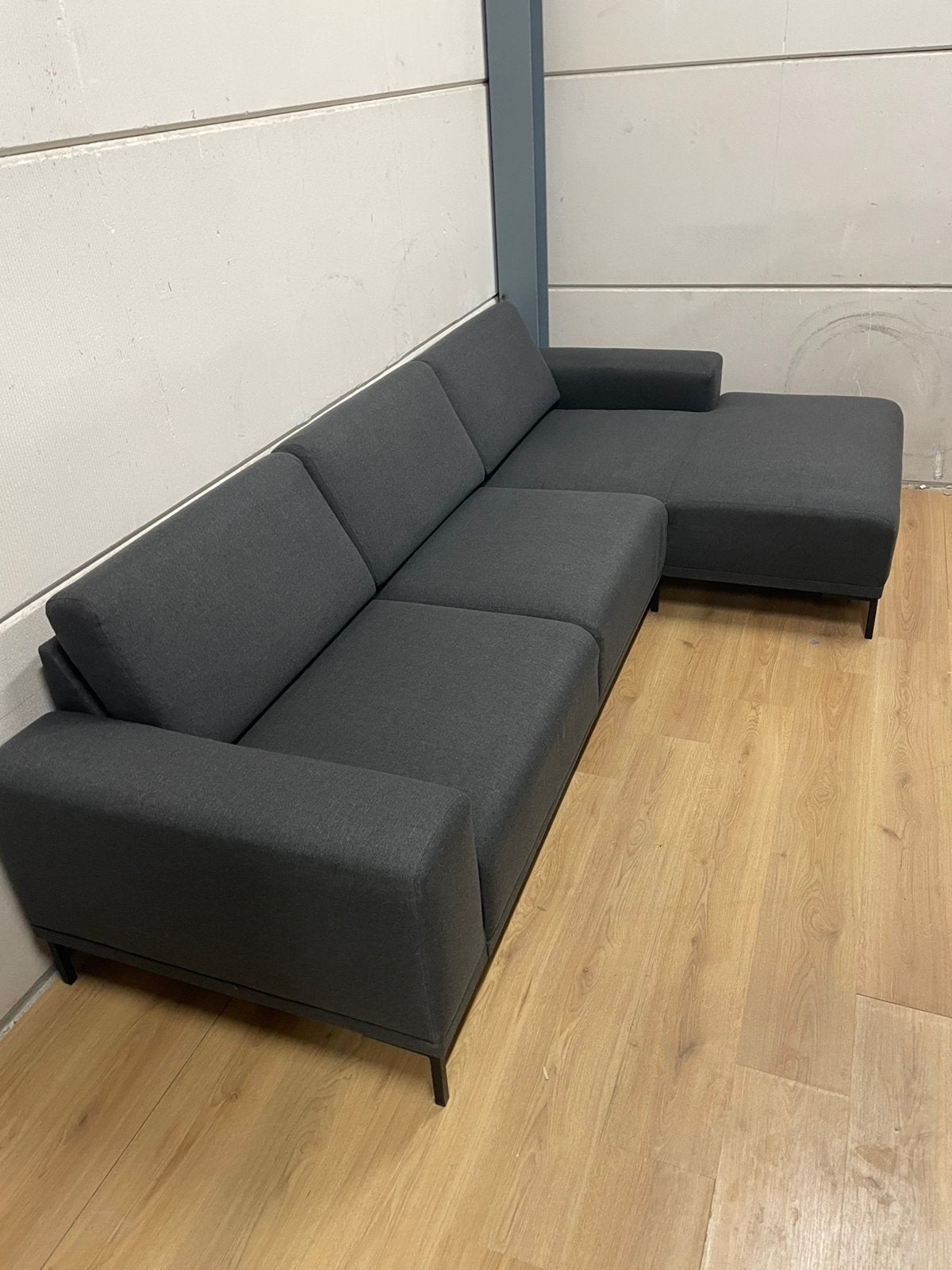 Moderne Grijze Hoekbank met Chaise Longue - GEREINIGD!!!, Ophalen, 250 tot 300 cm, Luxe, Hoekbank