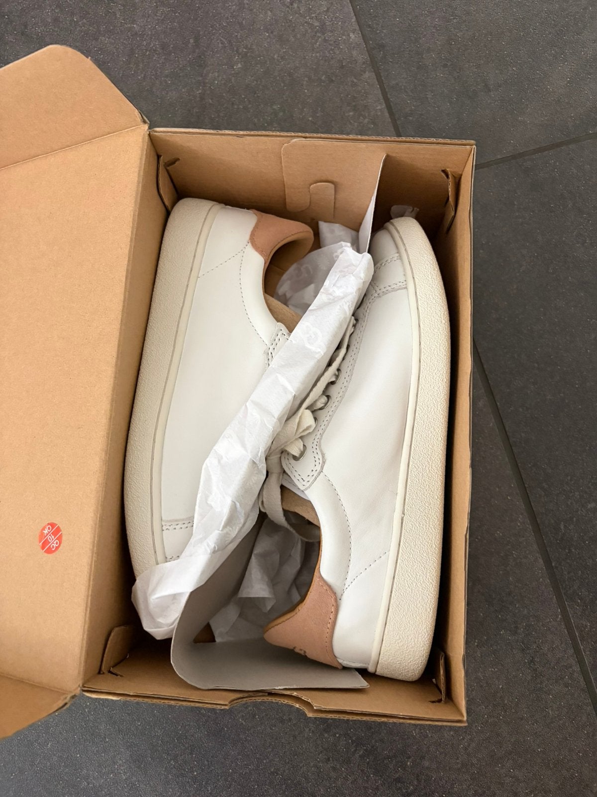 Ugg vrouwen schoenen maat 39, Wit, Nieuw, Ophalen of Verzenden, Sneakers of Gympen