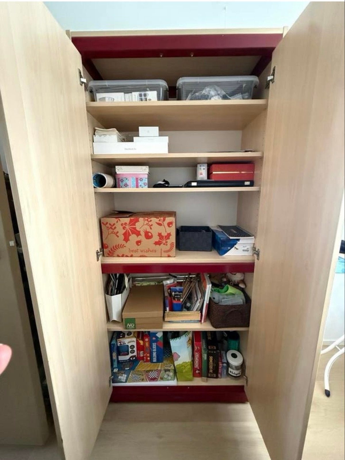 Kledingkast met planken - Licht hout en rood, Huis en Inrichting, Kasten | Kledingkasten, Ophalen, Gebruikt, 50 tot 100 cm, 150 tot 200 cm