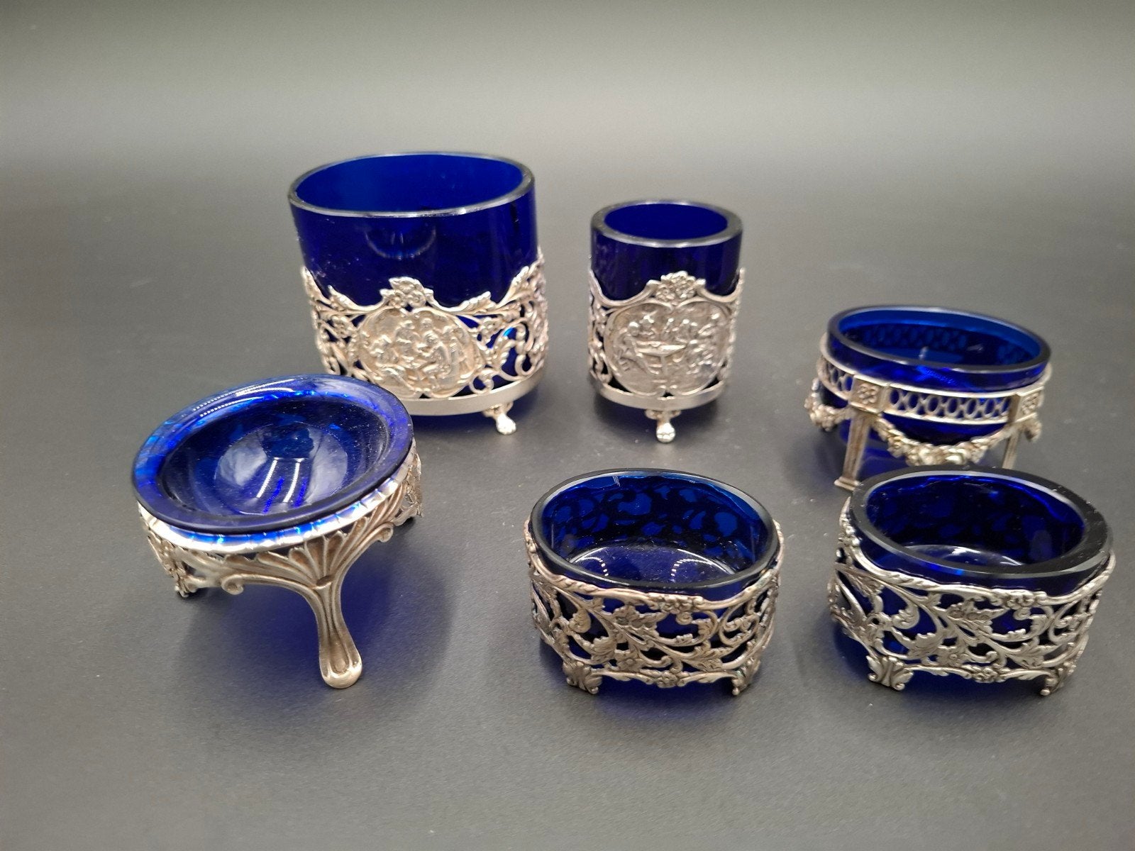 Antiek zilver met blaauw glas zoutvaatjes 835, Ophalen of Verzenden, Zilver