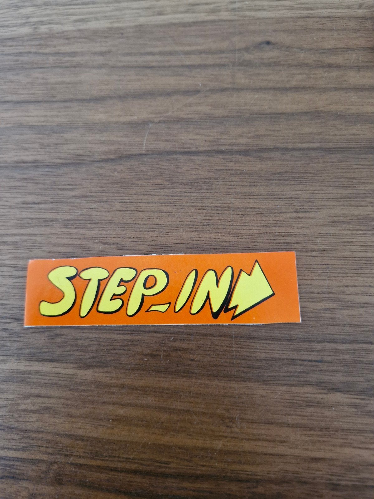 9639 Vintage 'STEP IN' Sticker - Oranje met Gele Letters, Ophalen of Verzenden, Gebruikt, Overige typen