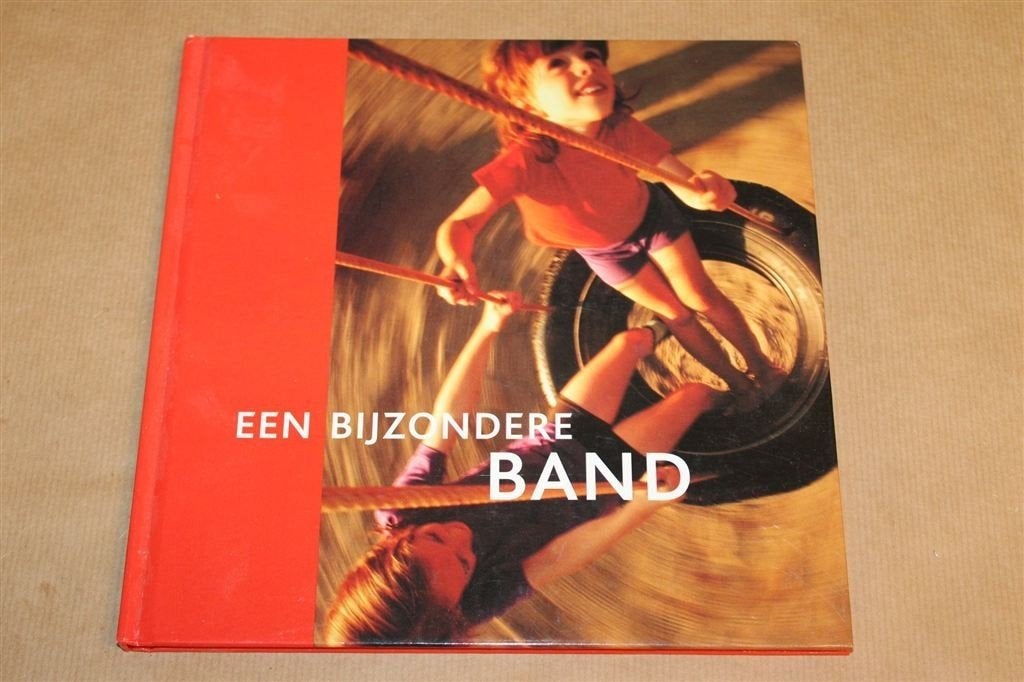 Een Bijzondere Band — Profile Bandenboek, Ophalen of Verzenden, Gelezen, Overige merken