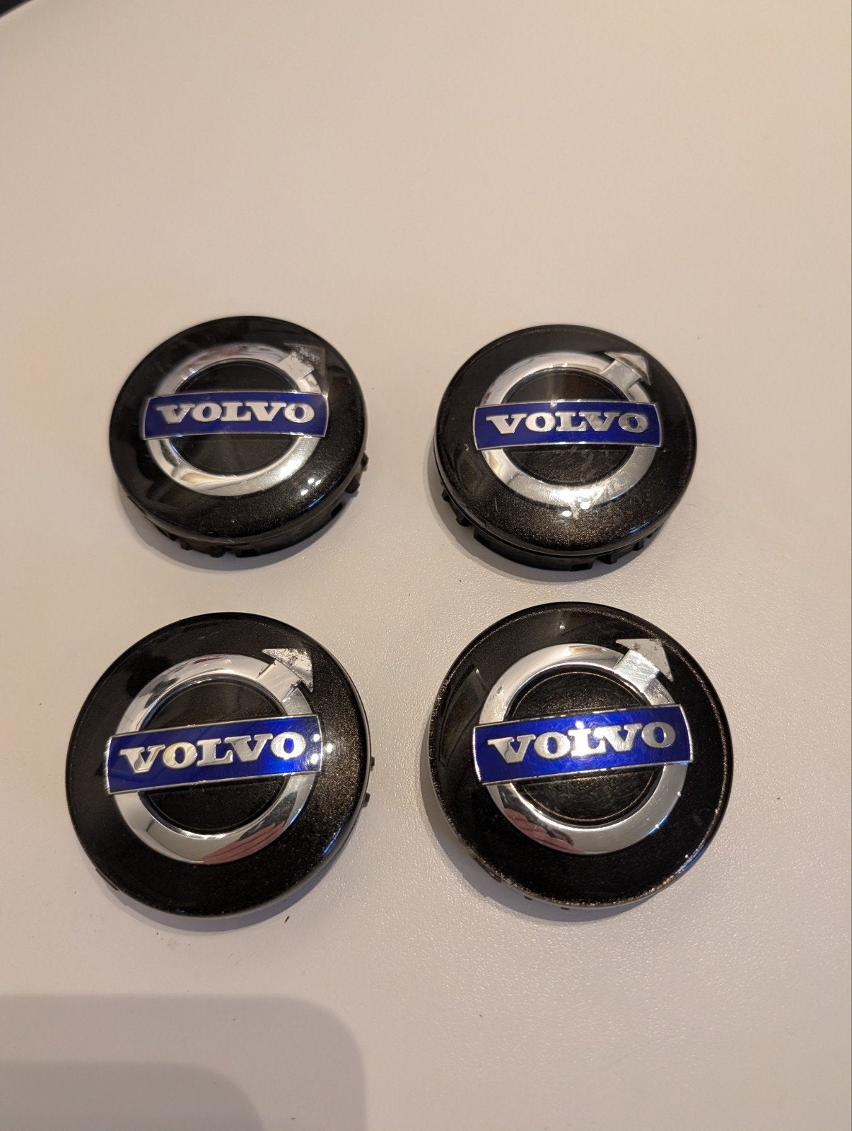 Originele Volvo naafkapjes (4 stuks) in zwart, Auto diversen, Ophalen of Verzenden, Gebruikt