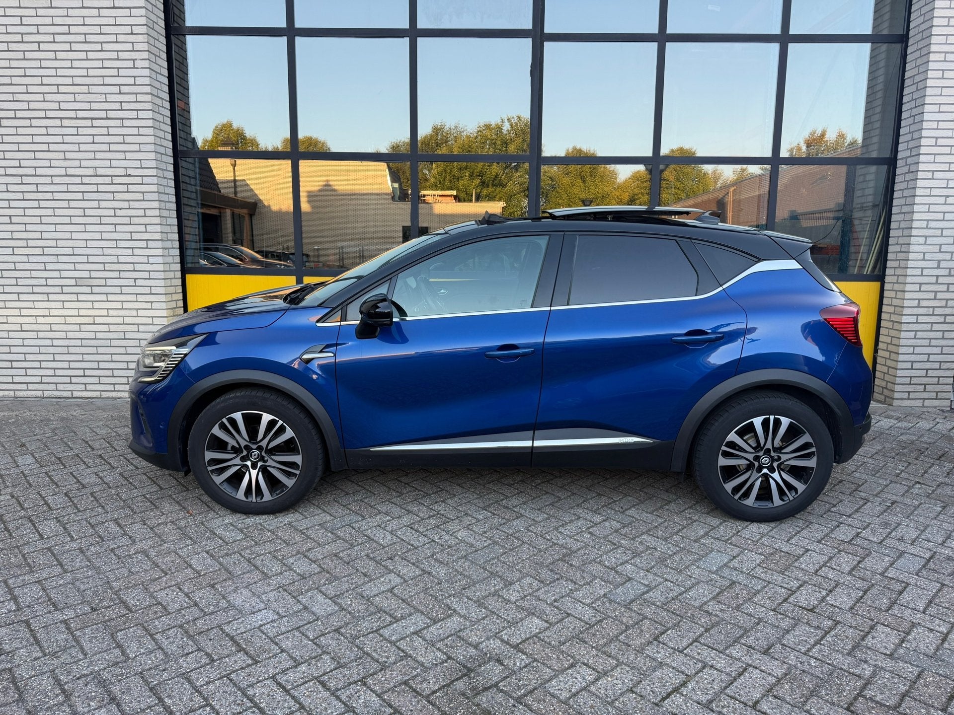 Renault Captur 1.3 TCe 140 Initiale Paris, Trekhaak, Schuif, Gebruikt, 4 cilinders, 700 kg, Blauw