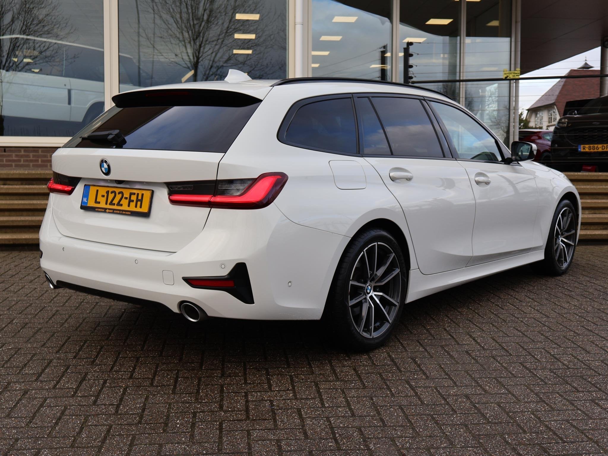 BMW 3-serie Touring 320d HIGH EXECUTIVE SPORTLINE 190 PK AUT, Automaat, Achterwielaandrijving, Automatische klimaatregeling, Wit