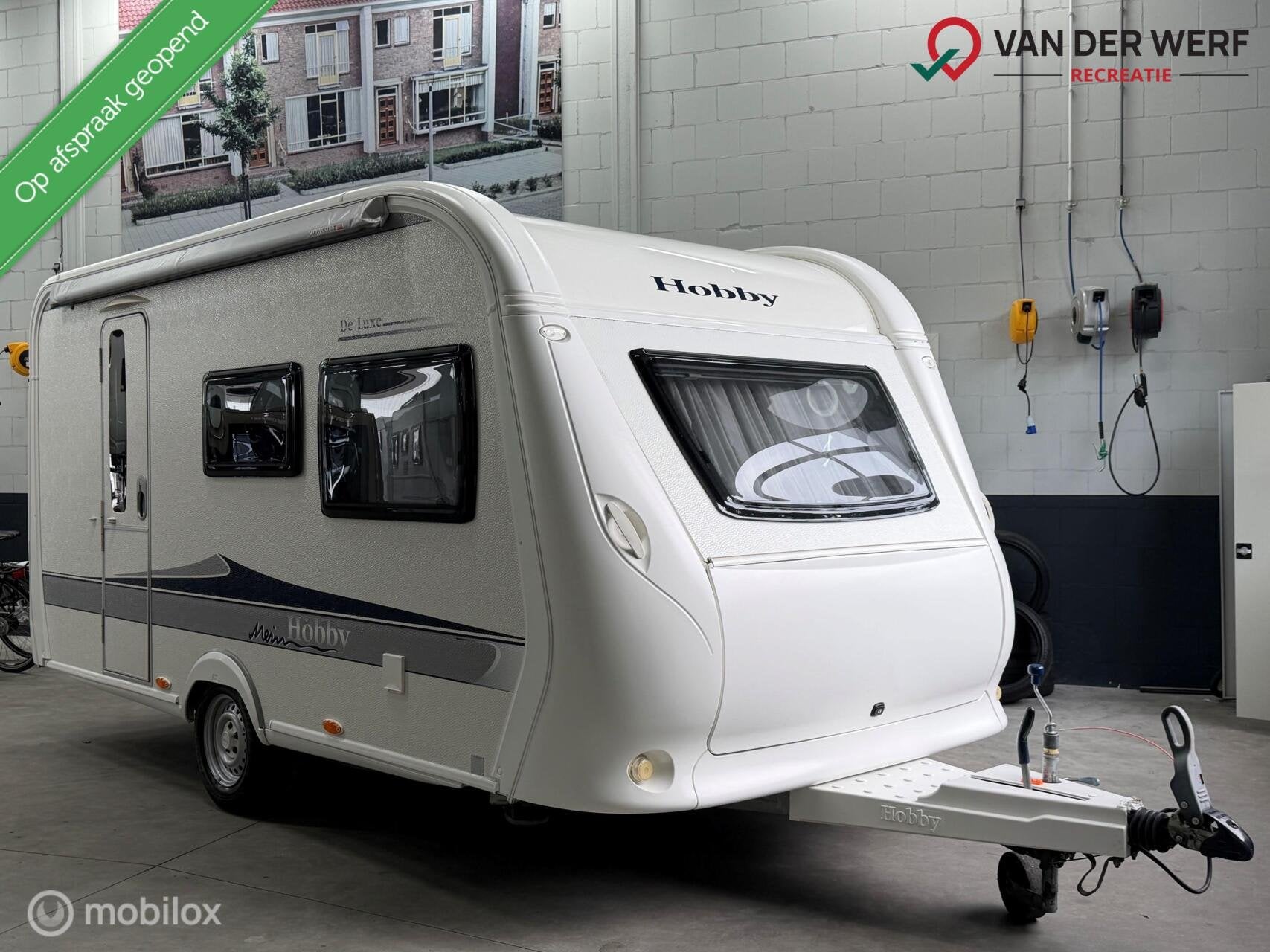 Hobby 420 KB De Luxe I Stapelbed I Grote Koelkast I Luifel, Caravans en Kamperen, Overige typen, Www.hobbycaravans.nl, Hobby, Bedrijf