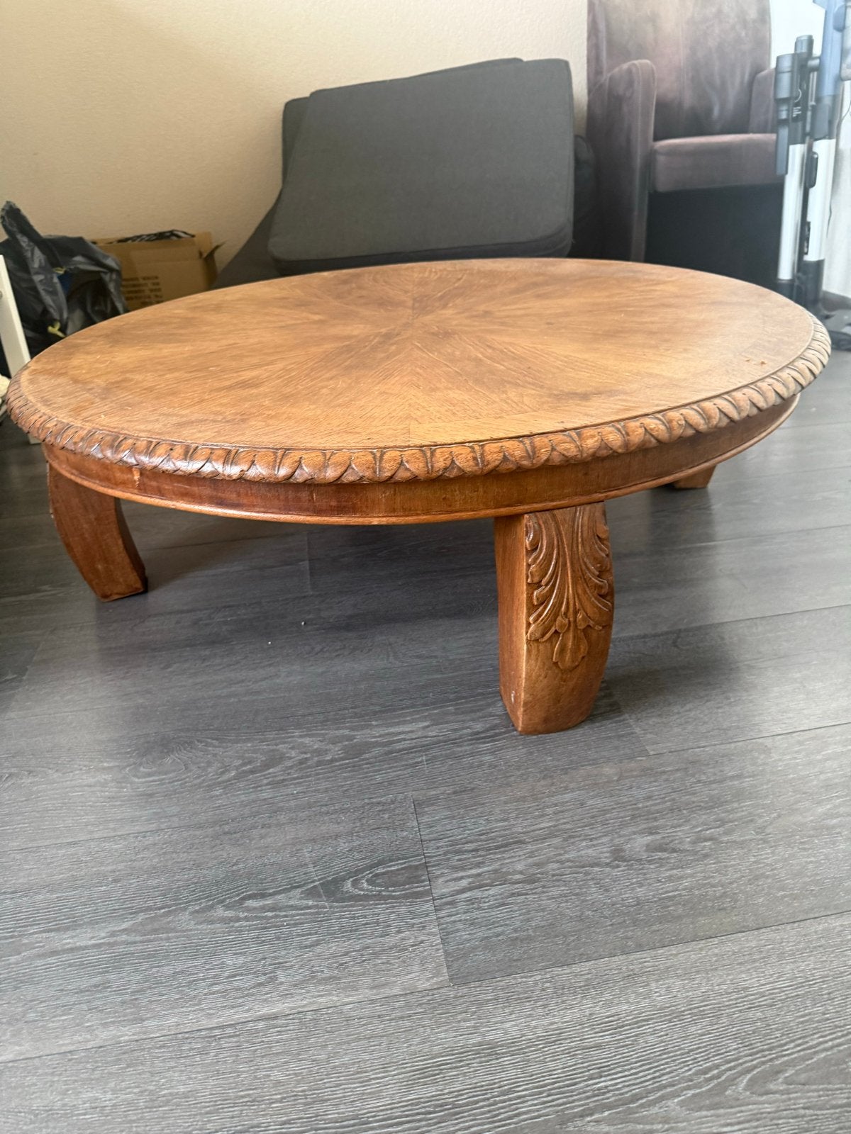 Ovale houten salontafel met sierlijke details, Huis en Inrichting, Tafels | Salontafels, Ophalen, Gebruikt, 100 tot 150 cm, 50 tot 100 cm