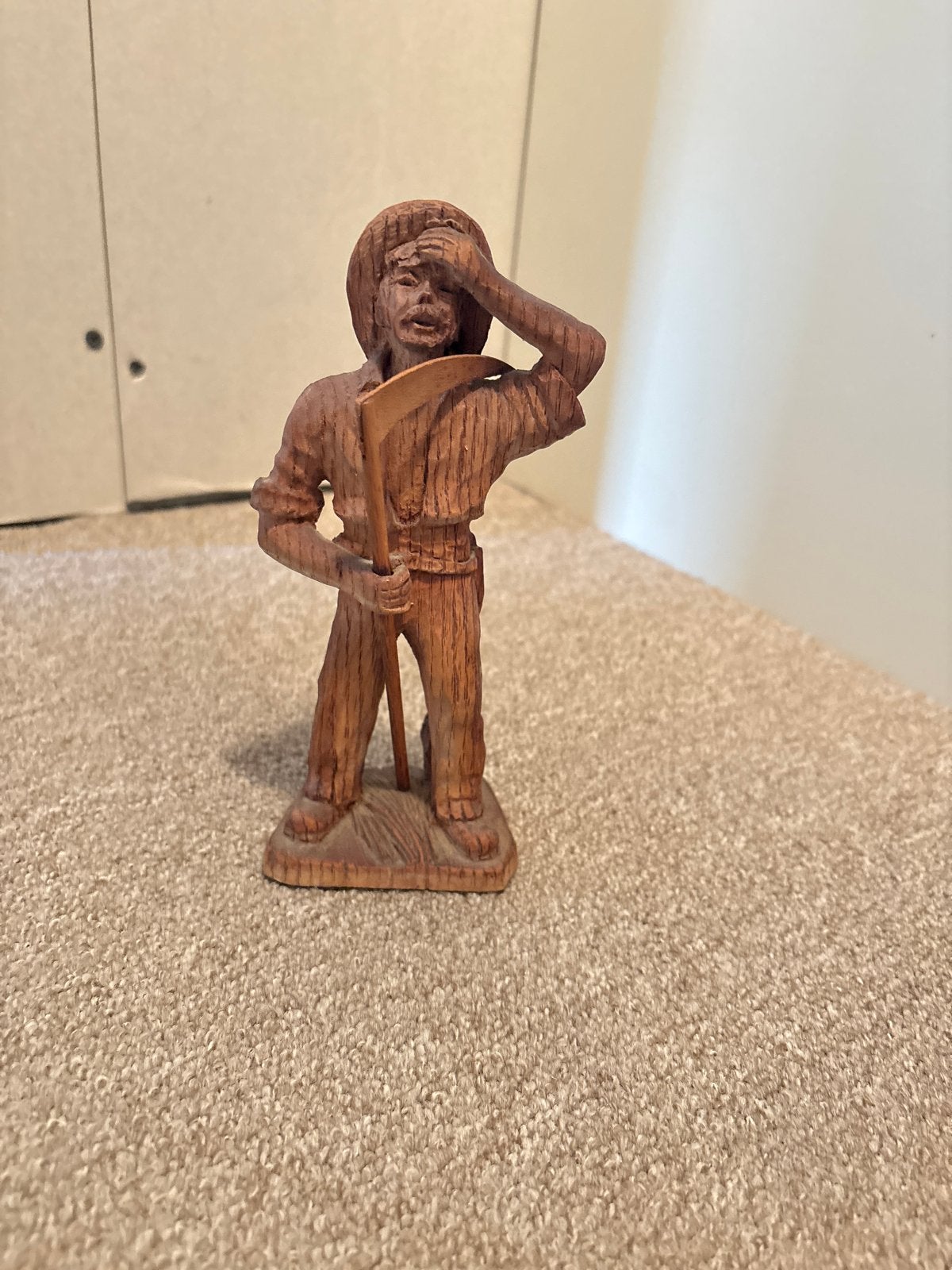 Vintage houten beeldje van een boer met zeis, handgemaakt, Minder dan 20 cm, Ophalen of Verzenden, Handgemaakt, Beeld