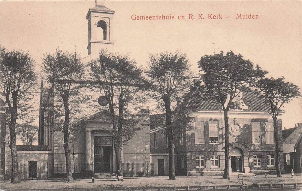 703-010-021 Gemeentehuis en RK Kerk Muiden, Verzamelen, Ansichtkaarten | Nederland, Verzenden, Voor 1920, Noord-Holland