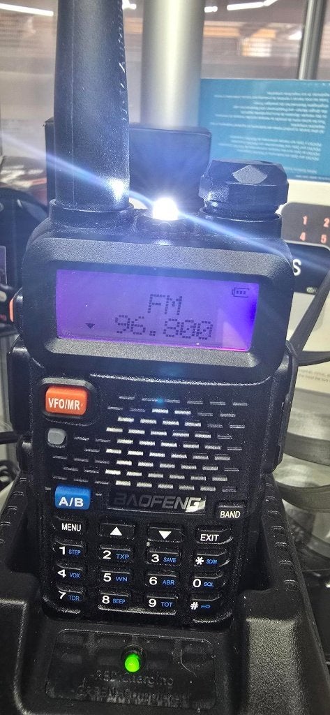 Baofeng UV-5R Portofoon met Oplader - Zo goed als nieuw, Telecommunicatie, Ophalen, Zo goed als nieuw, Portofoon of Walkie-talkie